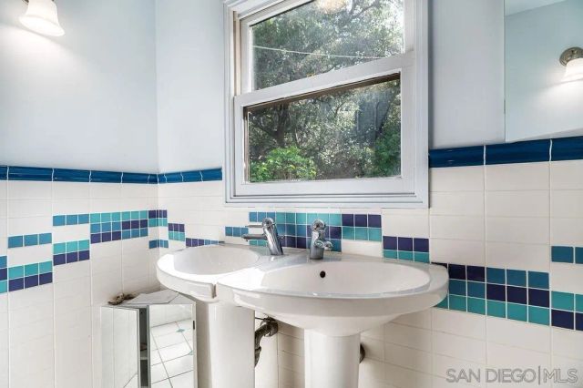 9707 Shadow Rd, La Mesa, CA 91941