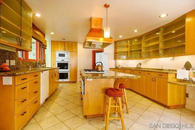 9707 Shadow Rd, La Mesa, CA 91941