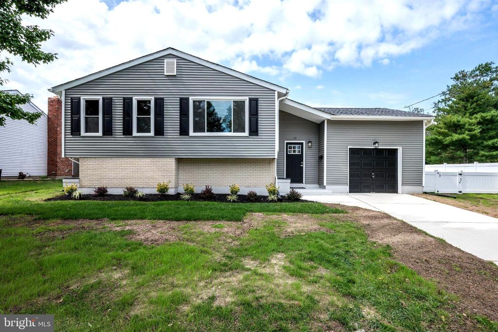 13 KINGSBRIDGE DR, BURLINGTON, NJ 08016 — exterior