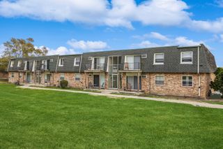 8480 W 103rd Terrace 301, Palos Hills, IL 60465