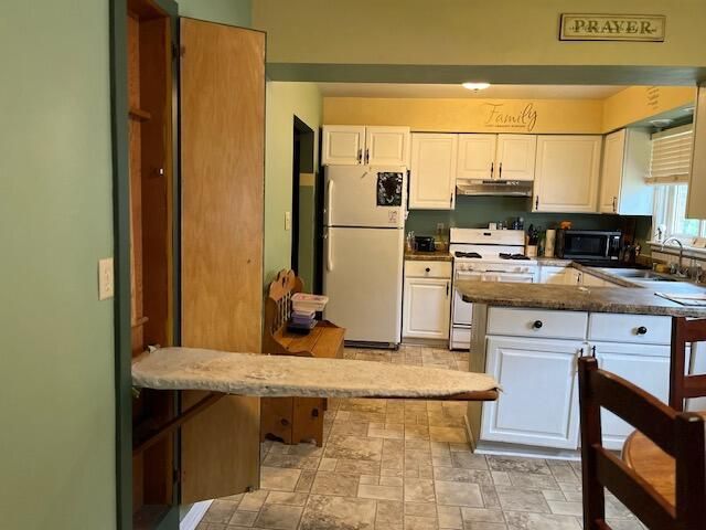 2504 S 8 STREET, Manitowoc, WI 54220