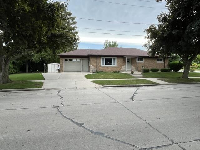 2504 S 8 STREET, Manitowoc, WI 54220