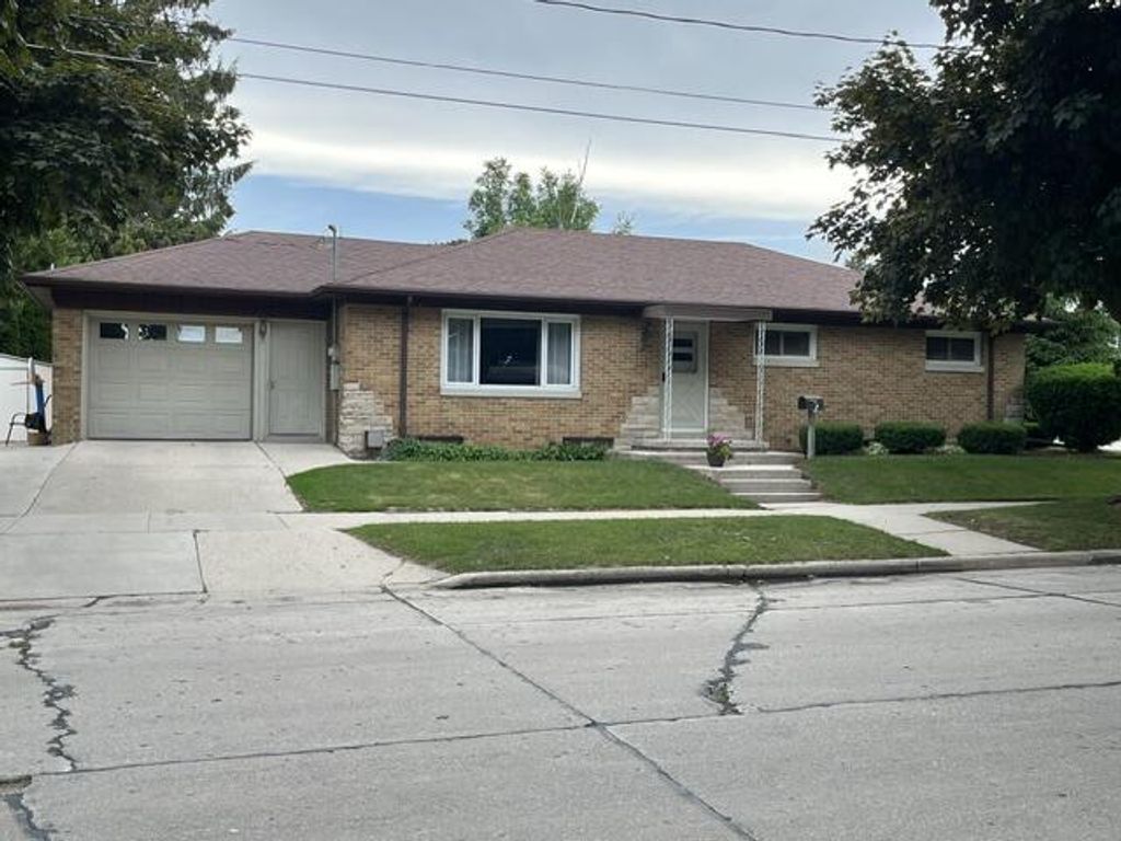 2504 S 8 STREET, Manitowoc, WI 54220