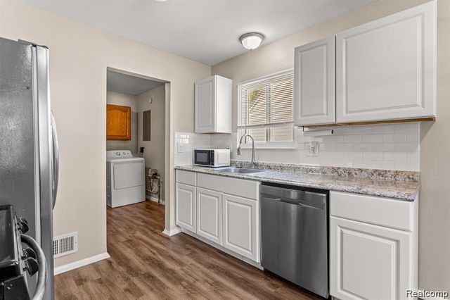 25469 Powers St Avenue, Dearborn Heights, MI 48125