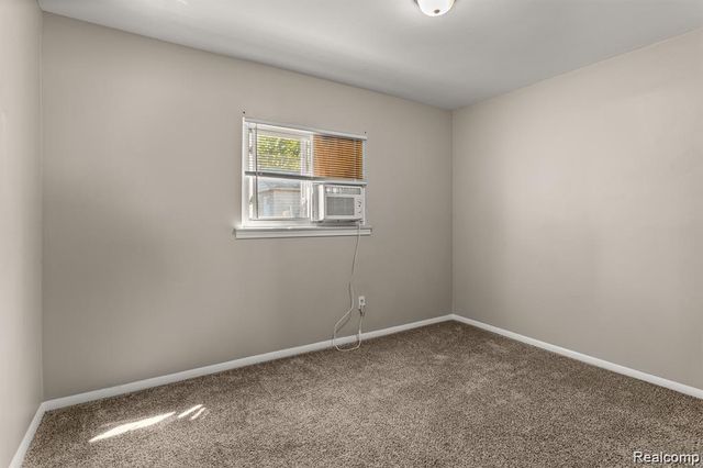 25469 Powers St Avenue, Dearborn Heights, MI 48125