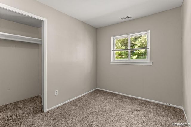 25469 Powers St Avenue, Dearborn Heights, MI 48125
