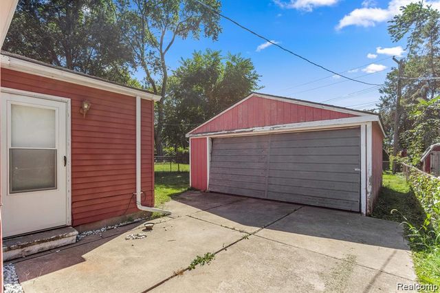 25469 Powers St Avenue, Dearborn Heights, MI 48125