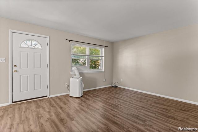 25469 Powers St Avenue, Dearborn Heights, MI 48125