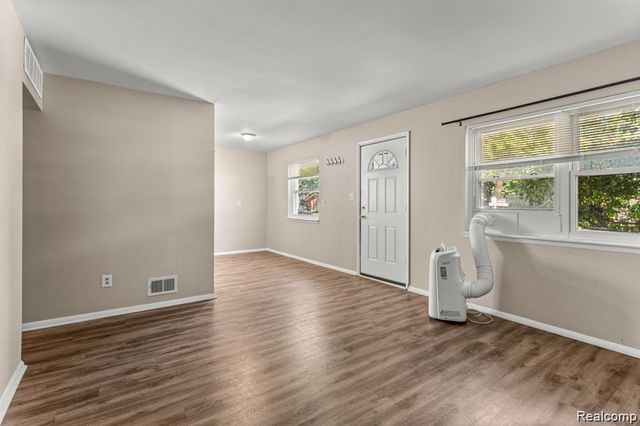 25469 Powers St Avenue, Dearborn Heights, MI 48125