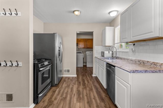 25469 Powers St Avenue, Dearborn Heights, MI 48125
