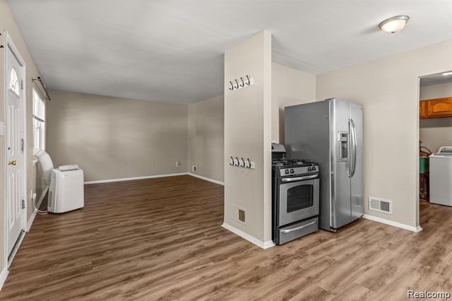 25469 Powers St Avenue, Dearborn Heights, MI 48125