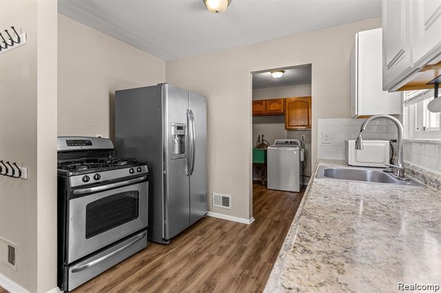 25469 Powers St Avenue, Dearborn Heights, MI 48125