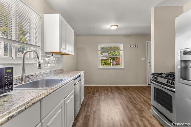 25469 Powers St Avenue, Dearborn Heights, MI 48125