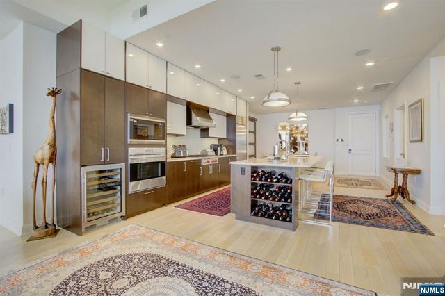 9 Somerset Lane 203-204, Edgewater, NJ 07020