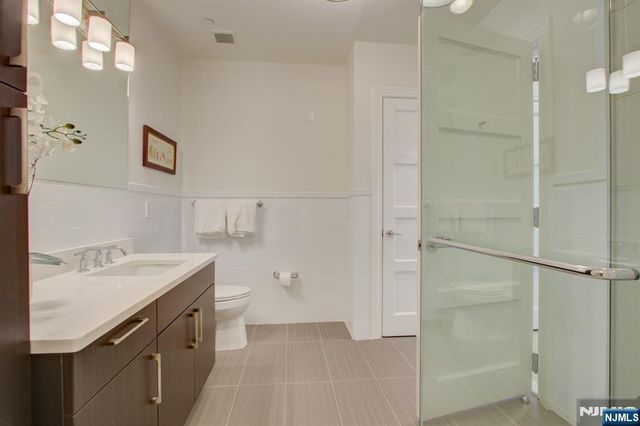 9 Somerset Lane 203-204, Edgewater, NJ 07020