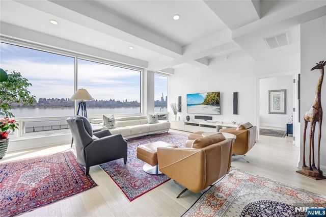 9 Somerset Lane 203-204, Edgewater, NJ 07020