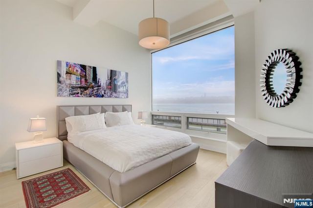 9 Somerset Lane 203-204, Edgewater, NJ 07020