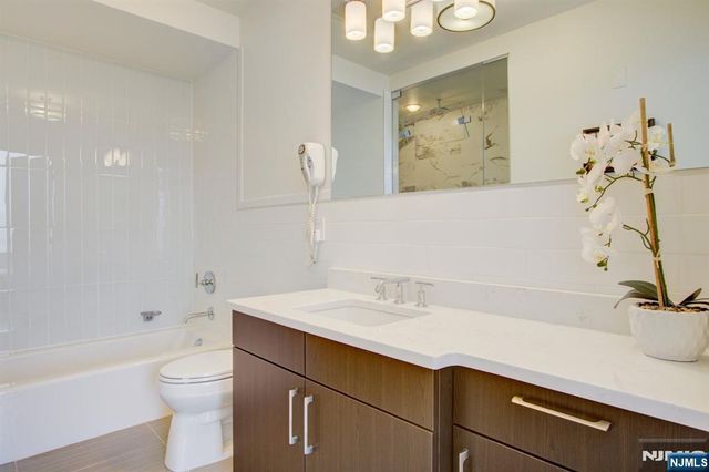 9 Somerset Lane 203-204, Edgewater, NJ 07020
