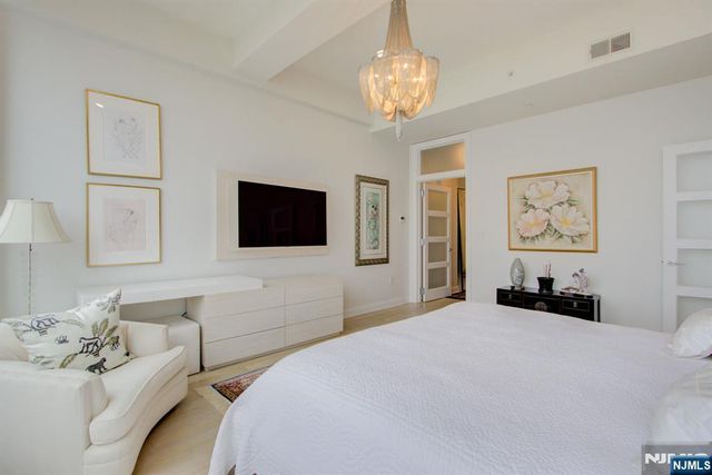 9 Somerset Lane 203-204, Edgewater, NJ 07020