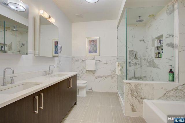 9 Somerset Lane 203-204, Edgewater, NJ 07020