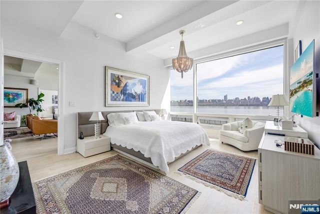 9 Somerset Lane 203-204, Edgewater, NJ 07020