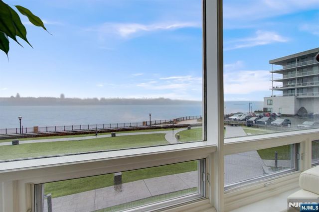 9 Somerset Lane 203-204, Edgewater, NJ 07020
