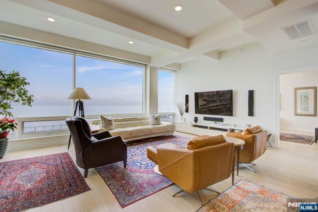 9 Somerset Lane 203-204, Edgewater, NJ 07020