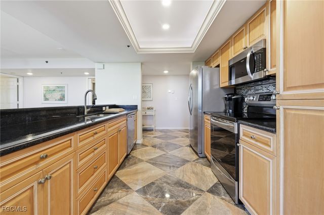 6585 Nicholas BLVD 703, Naples, FL 34108