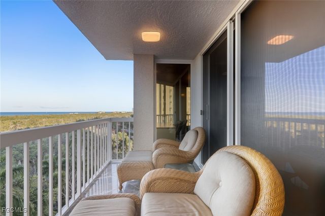 6585 Nicholas BLVD 703, Naples, FL 34108