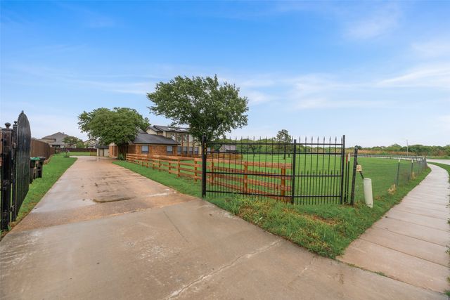2720 E Seeton Road, Grand Prairie, TX 75054