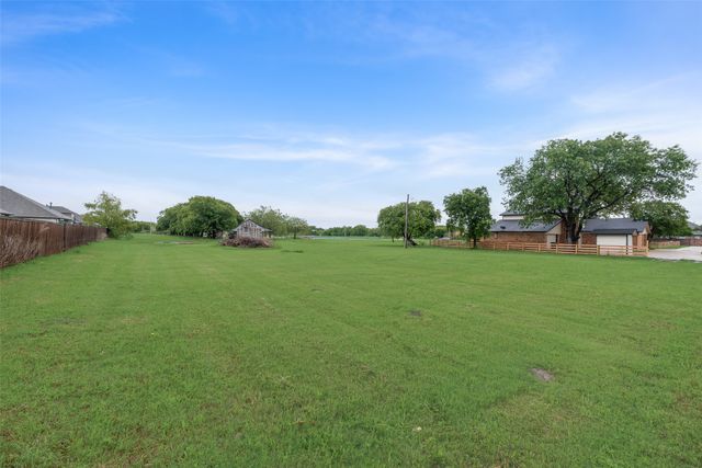 2720 E Seeton Road, Grand Prairie, TX 75054