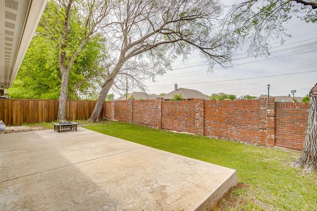 636 Clearbrook Street, Azle, TX 76020