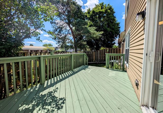 1555 N Gatewood Avenue, Palatine, IL 60067