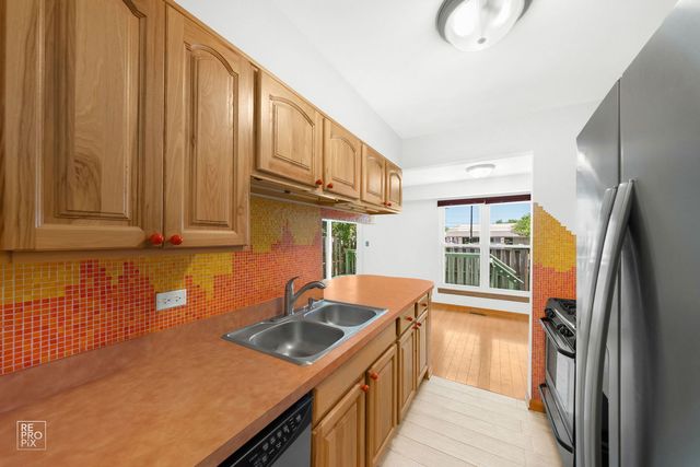 1555 N Gatewood Avenue, Palatine, IL 60067