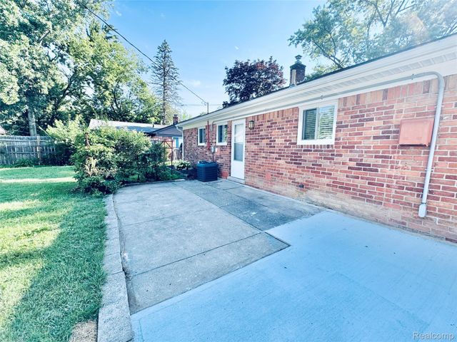 28701 Stuart Avenue, Southfield, MI 48076