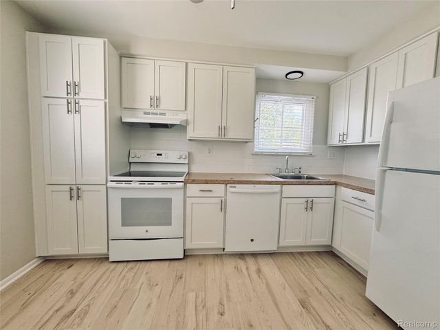 28701 Stuart Avenue, Southfield, MI 48076