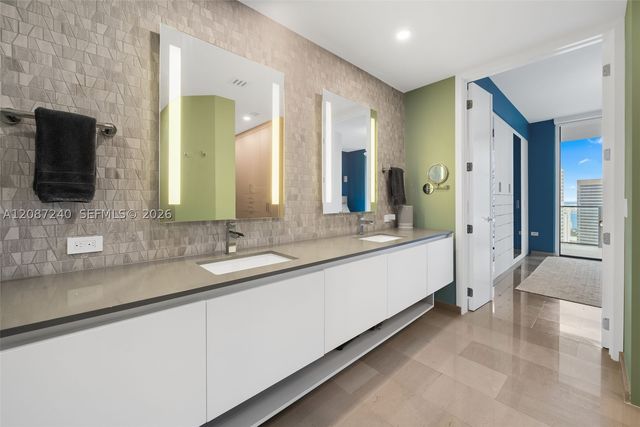 88 SW 7th St 3107, Miami, FL 33130