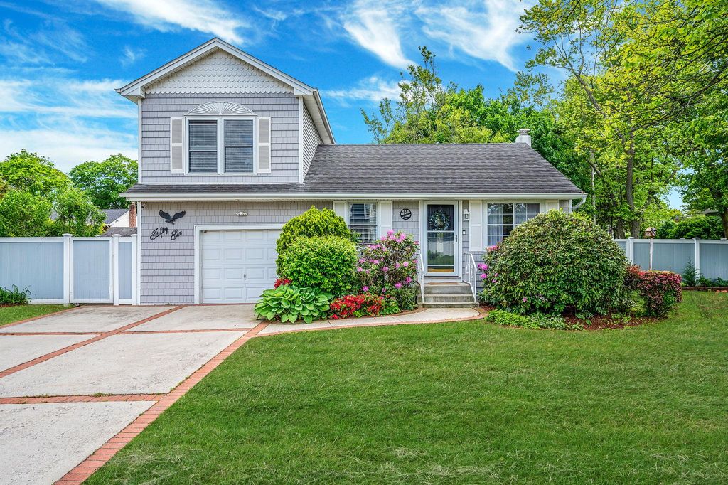 56 15th Street, West Babylon, NY 11704