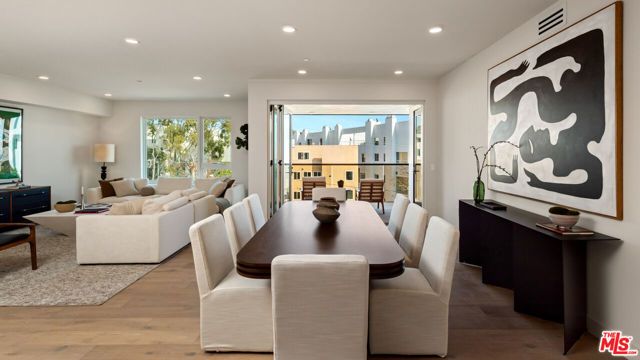 505 Barrington 302, Los Angeles, CA 90049