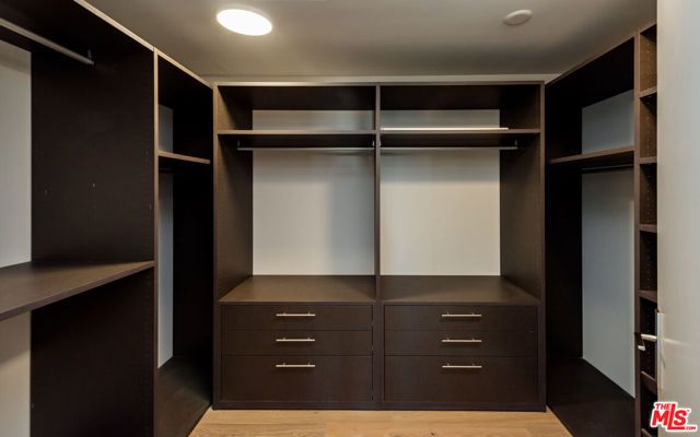 505 Barrington 302, Los Angeles, CA 90049