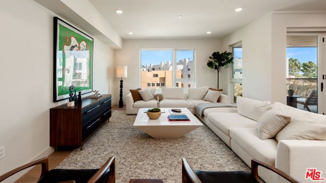 505 Barrington 302, Los Angeles, CA 90049