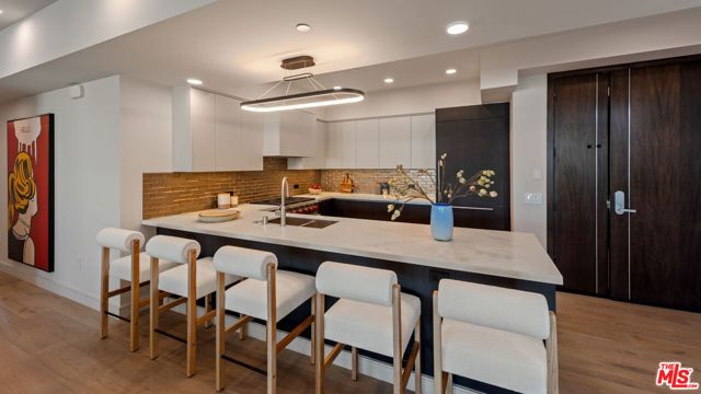 505 Barrington 302, Los Angeles, CA 90049