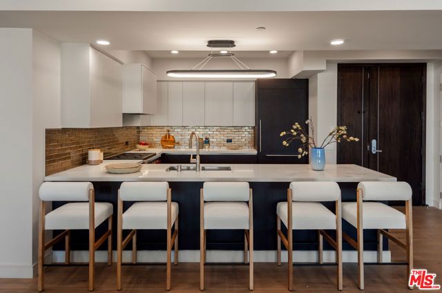 505 Barrington 302, Los Angeles, CA 90049