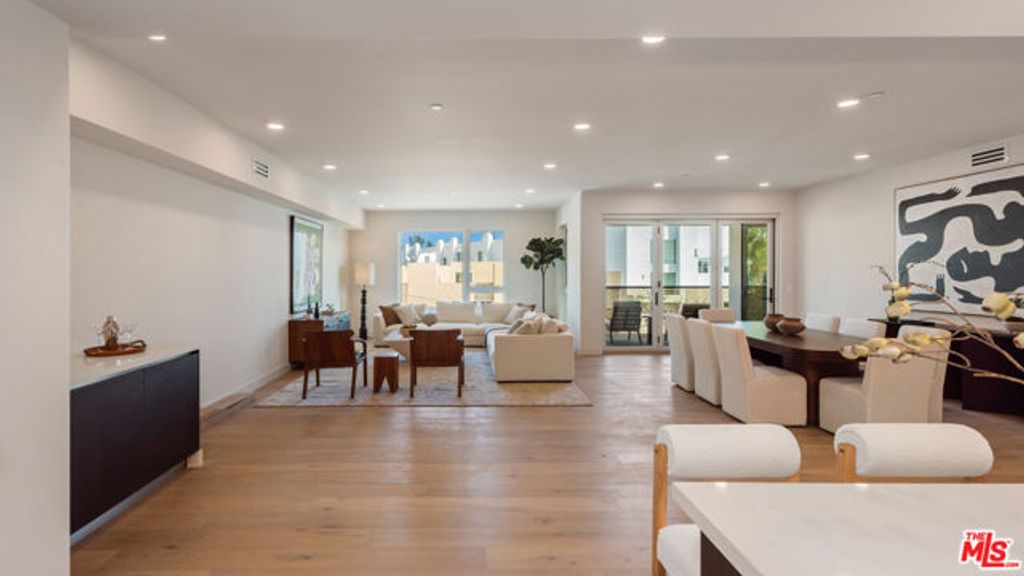 505 Barrington 302, Los Angeles, CA 90049