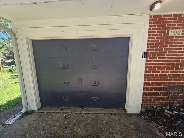 102 Florwood Court, St Louis, MO 63135