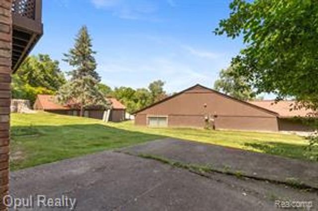 3961 Chablis Street, West Bloomfield, MI 48323