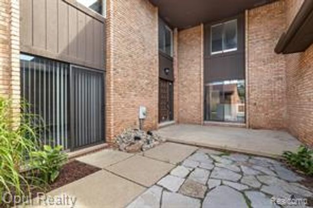 3961 Chablis Street, West Bloomfield, MI 48323