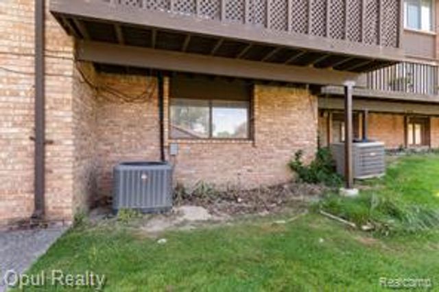 3961 Chablis Street, West Bloomfield, MI 48323