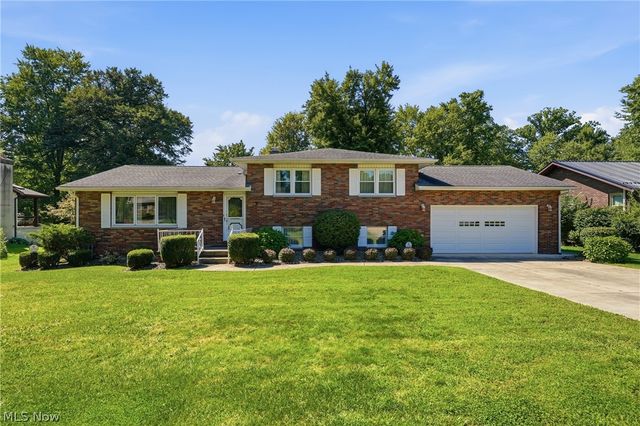 8 Sioux Trail, Girard, OH 44420
