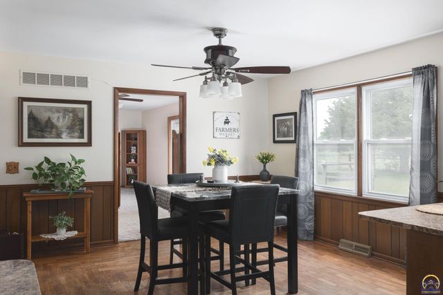 25710 Donahoo RD, Tonganoxie, KS 66086